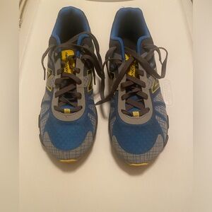 New Balance 890V4 shoes Boys Size: 7